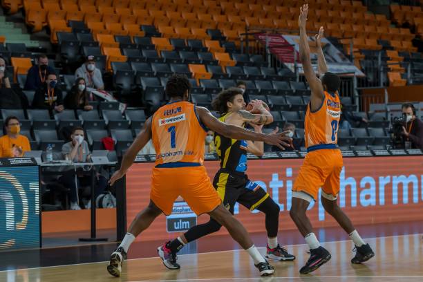 当镜头切回 当镜头切回